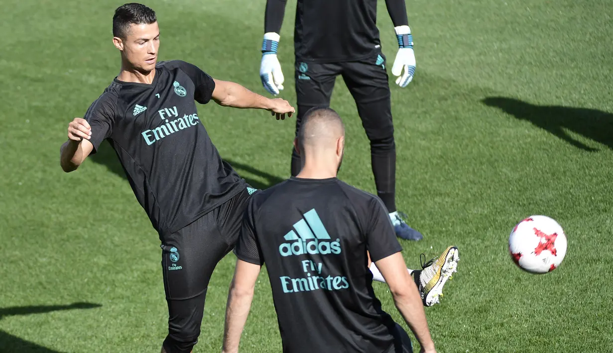 Aksi Cristiano Ronaldo melakukan jugling saat sesi latihan di Real Madrid sport city, (15/8/2017). Ronaldo tak bisa tampil melawan Barcelona pada leg kedua Piala Super Spanyol. (AFP/Javier Soriano)