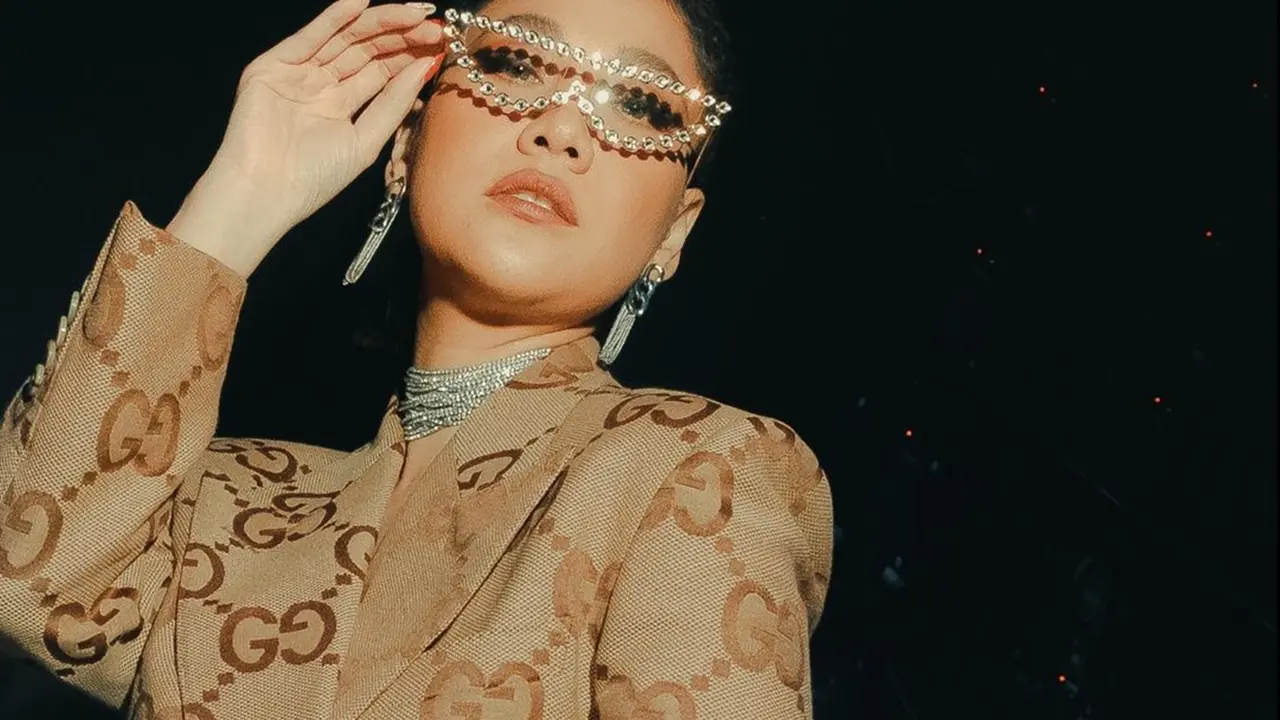 Gaya Bunga Citra Lestari Pakai Kacamata Gaul Kekinian, Kece Banget