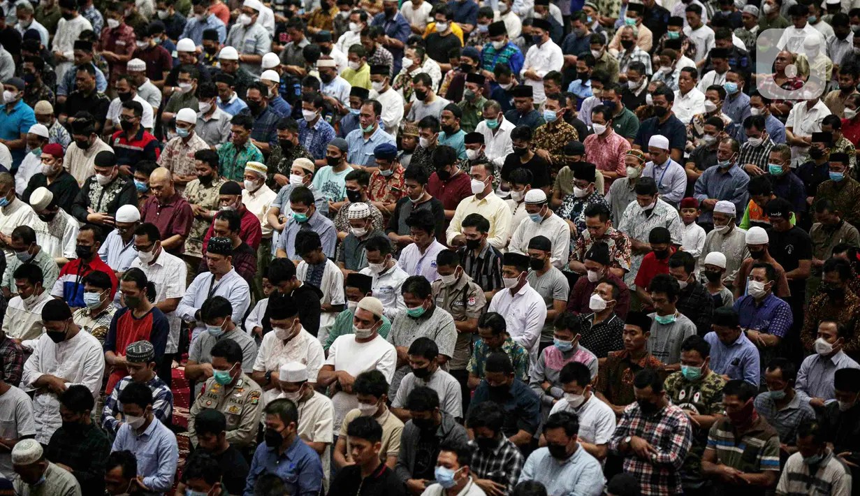 Umat muslim melaksanakan ibadah Sholat Jumat di Masjid Istiqlal, Jakarta, Jumat (8/4/2022). Masjid Istiqlal kembali menggelar Sholat Jumat berjemaah pada minggu pertama Ramadhan dengan meniadakan aturan jaga jarak saat sholat, namun jemaah wajib menggunakan masker. (Liputan6.com/Faizal Fanani)