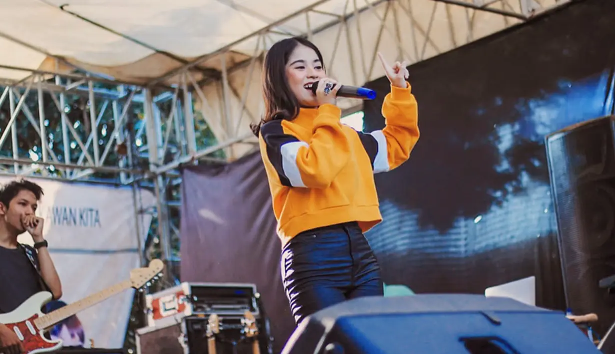Chilla memulai debutnya sebagai penyanyi dengan merilis single pertamanya bertajuk ‘Ku Cinta Nanti’ pada 2018 lalu. (Liputan6.com/IG/@ashirazamita)
