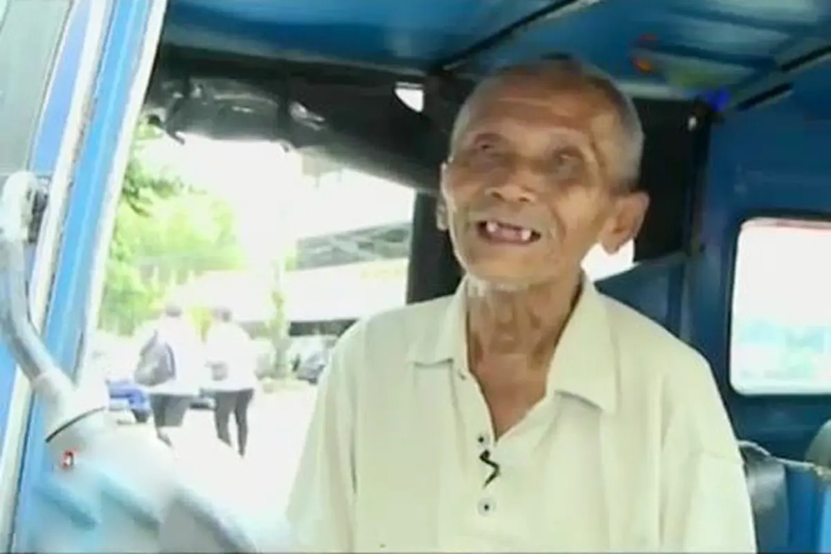 Pantang Menyerah: Kakek 100 Tahun Pengemudi Bajaj
