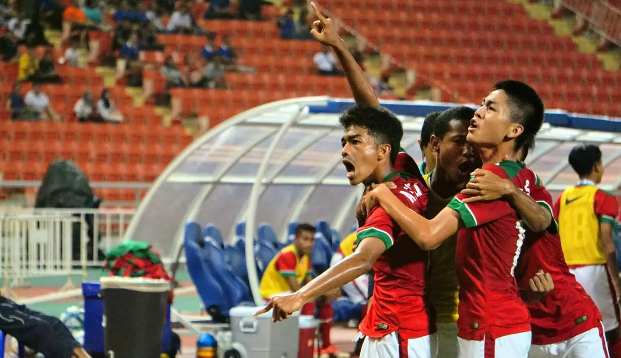 Para pemain Timnas Indonesia U-16 merayakan gol Amanar Abdillah saat melawan Thailand U-16 pada laga grup G Piala AFC U-16 di Stadion Rajamangala, Bangkok, Senin (18/9/2017). Timnas Indonesia U-16 menang 1-0. (Bola.com/PSSI)