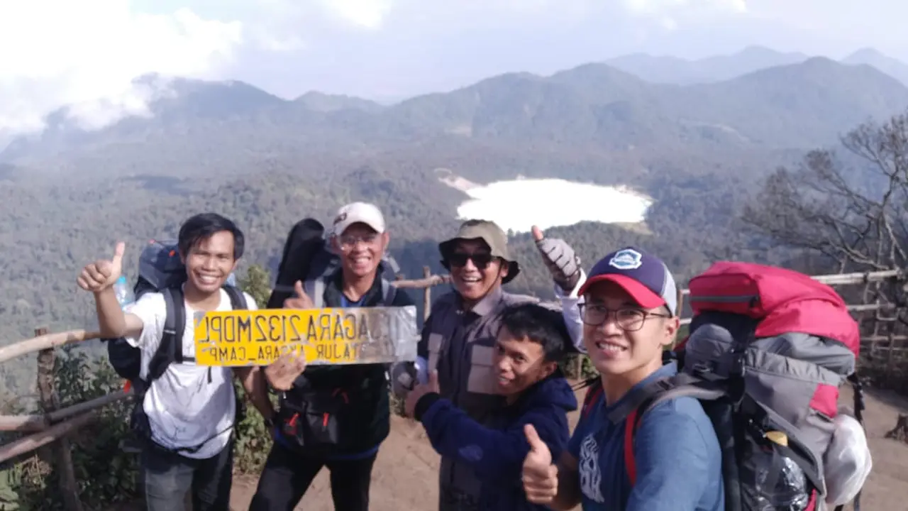 Beberapa pendaki nampak bungah dan puas menikmati sensasi berada di ketinggian Puncak Sagara, Garut, Jawa Barat.