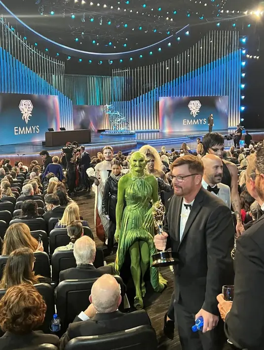 6 Potret Sosok Misterius yang Berdandan ala Goblin di Emmy Awards 2024