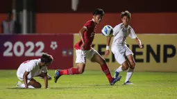 Pemain Timnas Indonesia U-16, Muhammad Kafiatur Rizky (tengah) menguasai bola di antara dua pemain Myanmar U-16 dalam laga semifinal Piala AFF U-16 2022 antara Indonesia U-16 melawan Myanmar U-16 di Stadion Maguwoharjo, Sleman, Rabu (10/8/2022) malam WIB. (Bola.com/Bagaskara Lazuardi)