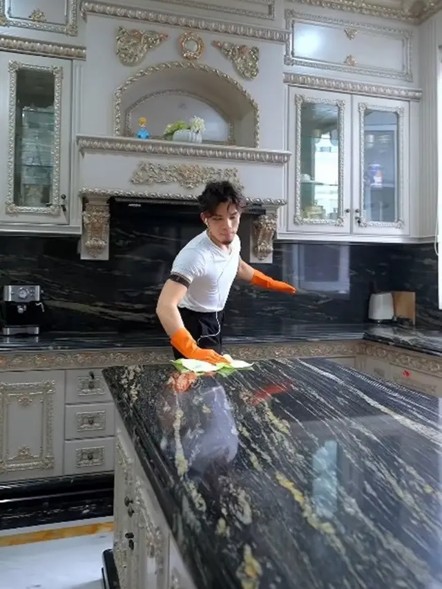 Potret Dapur dan Meja Makan Rumah Saaih Halilintar