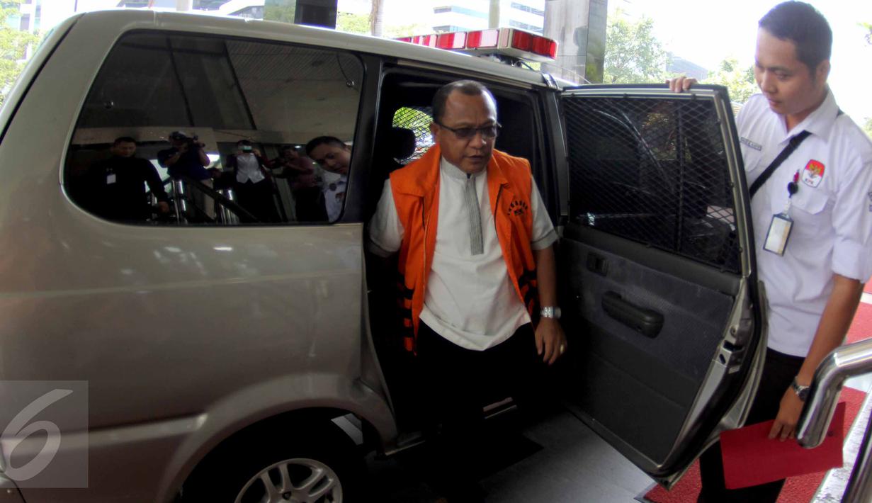 Bupati Marotai Rusli Sibua saat tiba di Gedung KPK, Jakarta, Selasa (14/7/2015). KPK memeriksa Rusli sebagai tersangka dugaan suap mantan Ketua MK, Akil Mochtar dalam sengketa Pilkada Kabupaten Morotai, Maluku Utara. (Liputan6.com/Helmi Afandi)