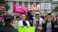 Sejumlah pengunjuk rasa menolak RUU pilihan Partai Republik yang mengganti asuransi terjangkau warisan Obama, Obama Care di depan Capitol Hill pada  4 Mei 2017 (NICHOLAS KAMM / AFP)