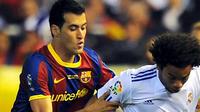 Gelandang Barcelona Sergio Busquets (kiri) berebut bola dengan bek Real Madrid Marcelo dalam leg pertama semifinal Liga Champions di Santiago Bernabeu, 27 April 2011.