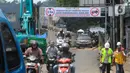 Kendaraan bermotor melintas di jembatan darurat atau bailey Cikereteg di Jalan Raya Bogor-Sukabumi, Bogor, Jawa Barat, Senin (13/3/2023). Mulai Senin, (13/3/2023) jalur tersebut kembali dibuka hanya untuk kendaraan kecil dengan sistem buka tutup. (merdeka.com/Arie Basuki)