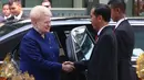 Presiden Joko Widodo berjabat tangan dengan Presiden Republik Lithuania Dalia Grybauskaite saat kunjugannya di Istana Merdeka, Rabu (17/5). Menurut Jokowi, kunjungan ini merupakan kunjungan yang bersejarah. (Liputan6.com/Angga Yuniar)