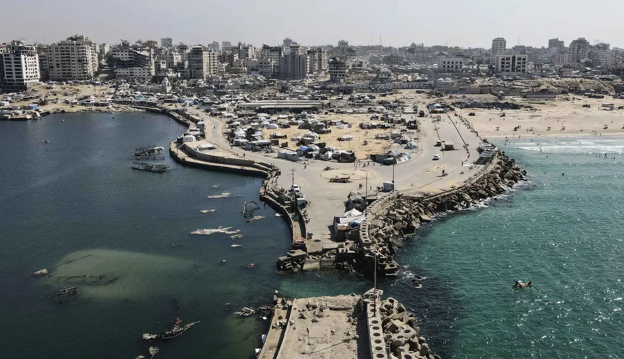 Pemandangan dari udara memperlihatkan tenda-tenda yang menampung pengungsi Palestina di kawasan yang rusak akibat perang di sekitar pelabuhan Kota Gaza pada 20 Oktober 2025, selama gencatan senjata yang dimediasi oleh Amerika Serikat antara Israel dan faksi-faksi Palestina. (Foto oleh AFP)