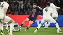 Di babak kedua, pada menit ke-49, Paris Saint-Germain mencetak gol keunggulan lewat tendangan kaki kiri Khvicha Kvaratskhelia dari sisi kiri kotak penalti Aston Villa. (Bertrand GUAY/AFP)