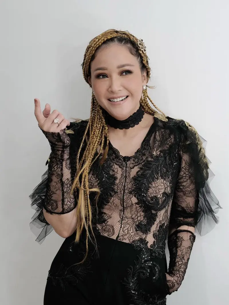 Tampil Beda, Ini 6 Potret Tampil Beda, Ini 6 Potret Maia Estianty dengan Gaya Rambut Cornrow dengan Gaya Rambut Cornrow