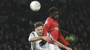 Bek Manchester United, Axel Tuanzebe berebut bola udara dengan gelandang Colchester United, Harry Pell pada pertandingan perempat final Piala Liga Inggris di Old Trafford (18/12/2019). Di semifinal, MU akan bertemu Manchester City. (AP Photo/Jon Super)