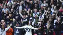 Pemain Tottenham Hotspur, Dele Alli merayakan golnya ke gawang Liverpool pada laga Premier League pekan ke-9 di Wembley Stadium, London, (22/10/2017). Tottenham menang 4-1.  (AFP/Glyn Kirk)