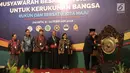 Pemukulan gong saat pembukaan Musyawarah Besar Pemuka Agama untuk Kerukunan Bangsa di Jakarta, Kamis (8/2). (Liputan6.com/Arya Manggala)