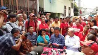 Ketua DPRD DKI Jakarta Prasetio Edi Marsudi mendatangi warga RW 02 Kelurahan Mangga Besar (Muslim AR/Liputan6.com)