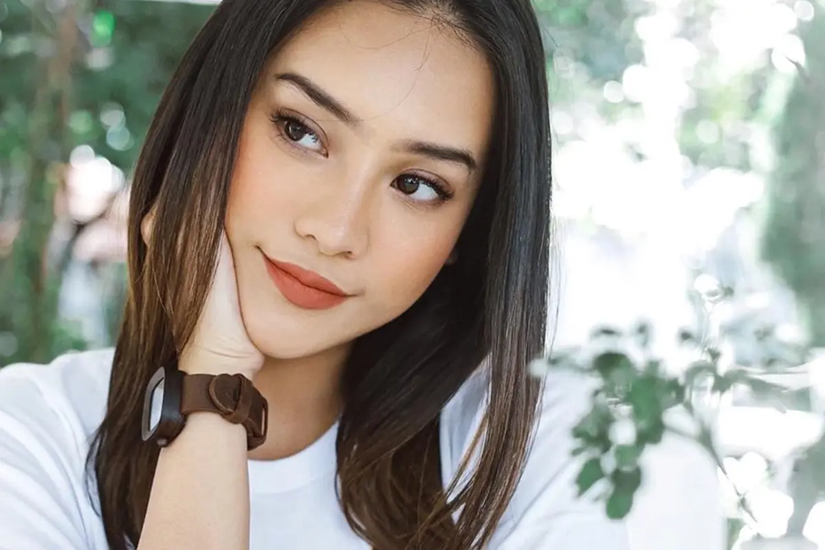 FOTO: Gaya Anya Geraldine Pakai Baju Putih, Tampil Memesona