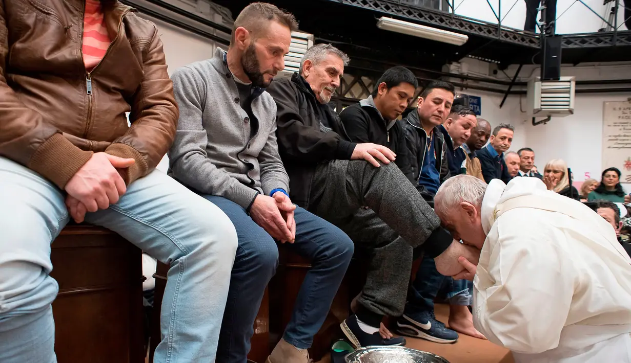 Momen ketika Paus Fransiskus mencium kaki narapidana selama kunjungannya ke pusat penahanan Regina Coeli di Roma, Italia, Kamis (29/3). Paus mengunjungi sebuah penjara pada Kamis Putih untuk mencuci kaki sejumlah narapidana. (Vatican Media via AP)