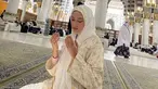 Dalam kesempatan tersebut, Tata Cahyani membagikan momennya saat berada di Tanah Suci. Melalui keterangan di Instagram, ia berada di sana saat Isra Miraj yang diperingati setiap tanggal 27 Rajab. Mengunggah pose sedang berdoa, penampilan wanita 47 tahun itu pun sukses bikin pangling. (Liputan6.com/IG/@tatacahyani)