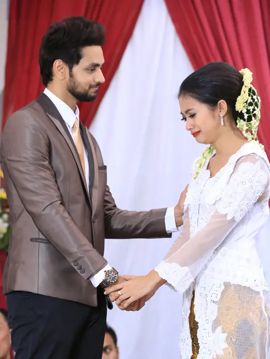 Melakukan adegan menikah, Rinni sangat menghayati perannya dan melakukan dengan penuh totalitas. Shakti pun juga begitu, terlihat dari sorot tajam matanya ia menatap Rini saat adegan menikah itu. (Adrian Putra/Bintang.com)