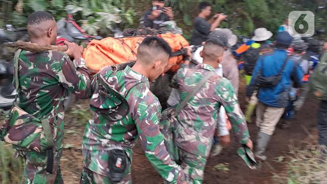 Proses Evakuasi Korban Erupsi Gunung Marapi