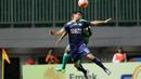 Pemain Arema Cronus, Esteban Vizcara berebut bola dengan pemain PS TNI, Abdu Lestaluhu pada laga Torabika SC 2016 di Stadion Pakansari, Bogor, Minggu (31/7/2016). (Bola.com/Nicklas Hanoatubun)