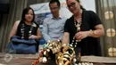 Direktur Hongkong Trade Development Council (HKTDC), Leung Hwan Ko (tengah), bersama para buyer dan distributor Leny Kurniati (kiri), Imelda Panjaitan memperlihatkan Produk yang akan dipamekran di Hong Kong, Jakarta, (25/2). (Liputan6.com/Johan Tallo)