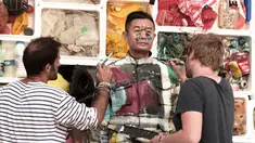 Aktivis lingkungan membuat karya seni dipungut oleh anak-anak di pantai, di markas asosiasi Surf Rider Foundation di Biarritz, Prancis, Minggu (11/6). Mereka mengkampanyekan lingkungan bersih dengan tidak membuang sampah ke laut. (AFP PHOTO/IROZ GAIZKA)