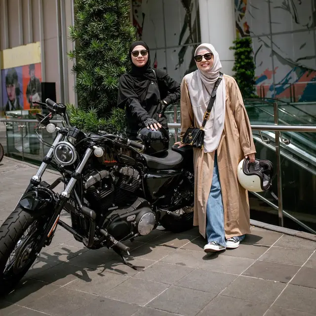 Gaya Natasha Rizky naik moge bareng Dian Ayu istri Ananda Omesh (Foto: instagram natasharizkynew)