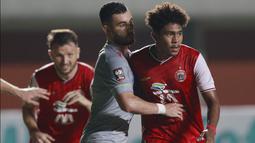 Pemain muda dari Persija Jakarta, Braif Fatari (kanan) mengukuhkan gol cepatnya diawal pertandingan usai memanfaatkan kemelut di depan gawang Persib Bandung. (Bola.com/M Iqbal Ichsan)