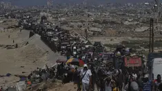 Pengungsi Palestina meninggalkan kota Gaza membawa barang-barang mereka di sepanjang jalan pesisir menuju wilayah selatan, Rabu 17 September 2025. (AP Photo/Abdel Kareem Hana)