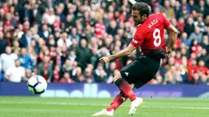 Pemain Manchester United, Juan Mata mencetak gol ke gawang Chelsea saat bertanding dalam lanjutan Liga Inggris 2018-2019 di Old Trafford, Manchester, Inggris, Minggu (28/4/2019). Pertandingan berakhir dengan skor 1-1. (Martin Rickett/PA via AP)