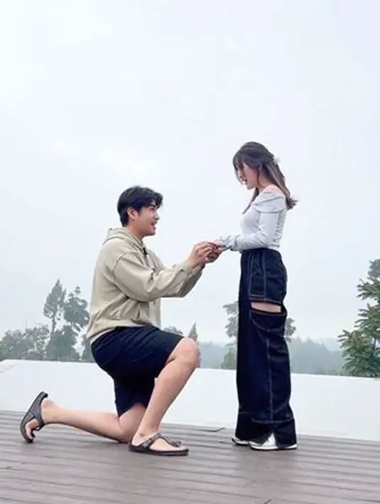 Pria berusia 26 tahun itu mengaku gemetar saat akan melamar sang kekasih. Dalam sebuah video, diperlihatkan momen Victor berlutut di hadapan sang kekasih sambil menyodorkan cincin dan mengucap niatnya untuk melamar. Angelia pun terkejut dan sempat tidak menyangka. (Liputan6.com/IG/@victoragustino_)
