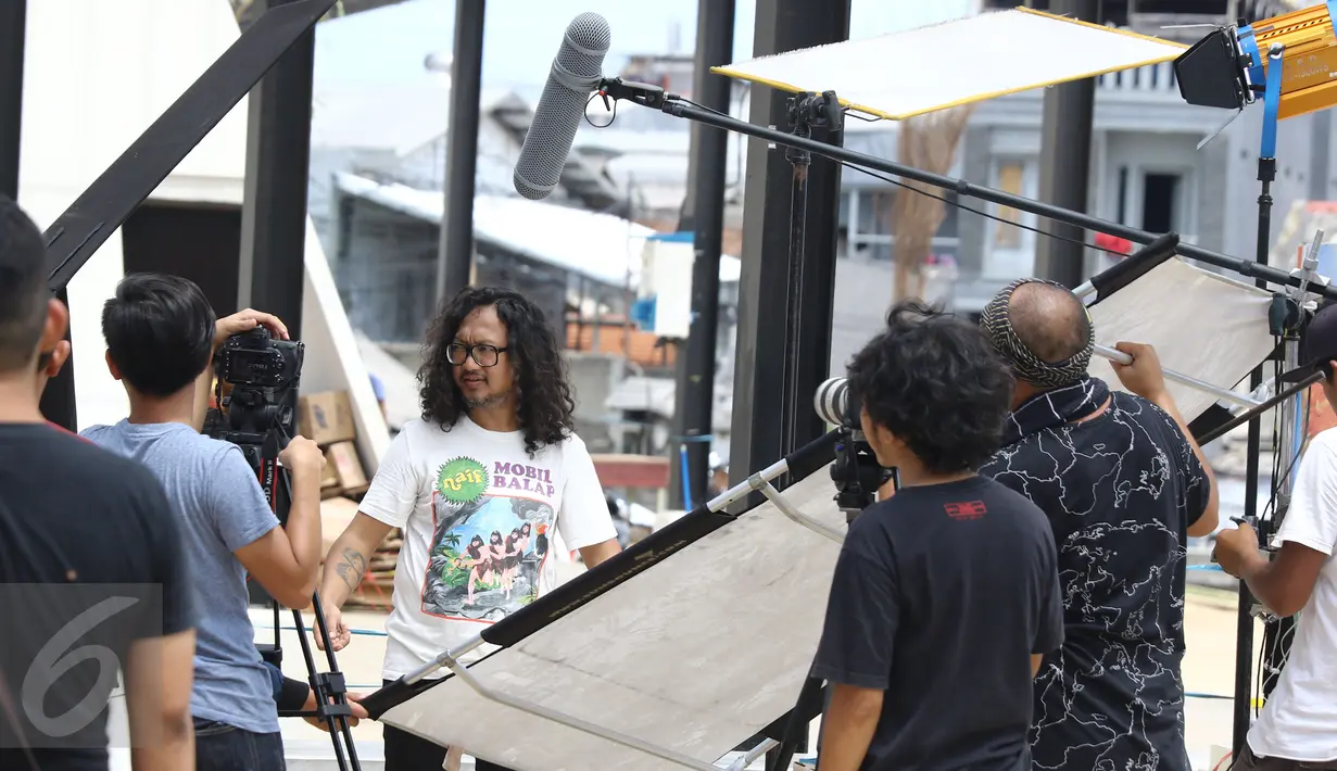Arie Apriludy saat ikut dalam syuting video klip untuk Ahok di RPTRA Kalijodo, Jakarta, Kamis (5/1). Video klip ini dibuat sebagai bentuk dukungan untuk Ahok dan Djarot. (Liputan6.com/Herman Zakharia)