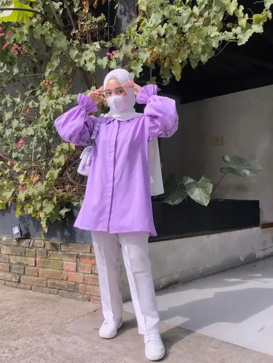 Pecinta lilac pasti suka dengan look penyanyi Fatin ini. Simple tapi stylish! (Instagram/fatin30).