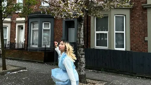 Potret Perdana Zara Anak Ridwan Kamil Setelah Lepas Hijab, Tunjukan Rambut  Blonde Gaya Shibuya Girl saat Lebaran di Inggris - Fashion Fimela.com
