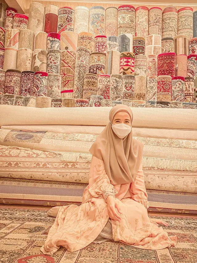 6 Potret Terbaru Laudya Cynthia Bella Kini Sering Pakai Hijab Syar'i, Tampil Beda
