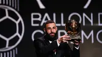 Bomber Real Madrid, Karim Benzema, mendapat penghargaan edisi 2022 di Theater du Chatelet di Paris, Selasa (18/10/2022) dini hari WIB. (AFP/Frank Fife)