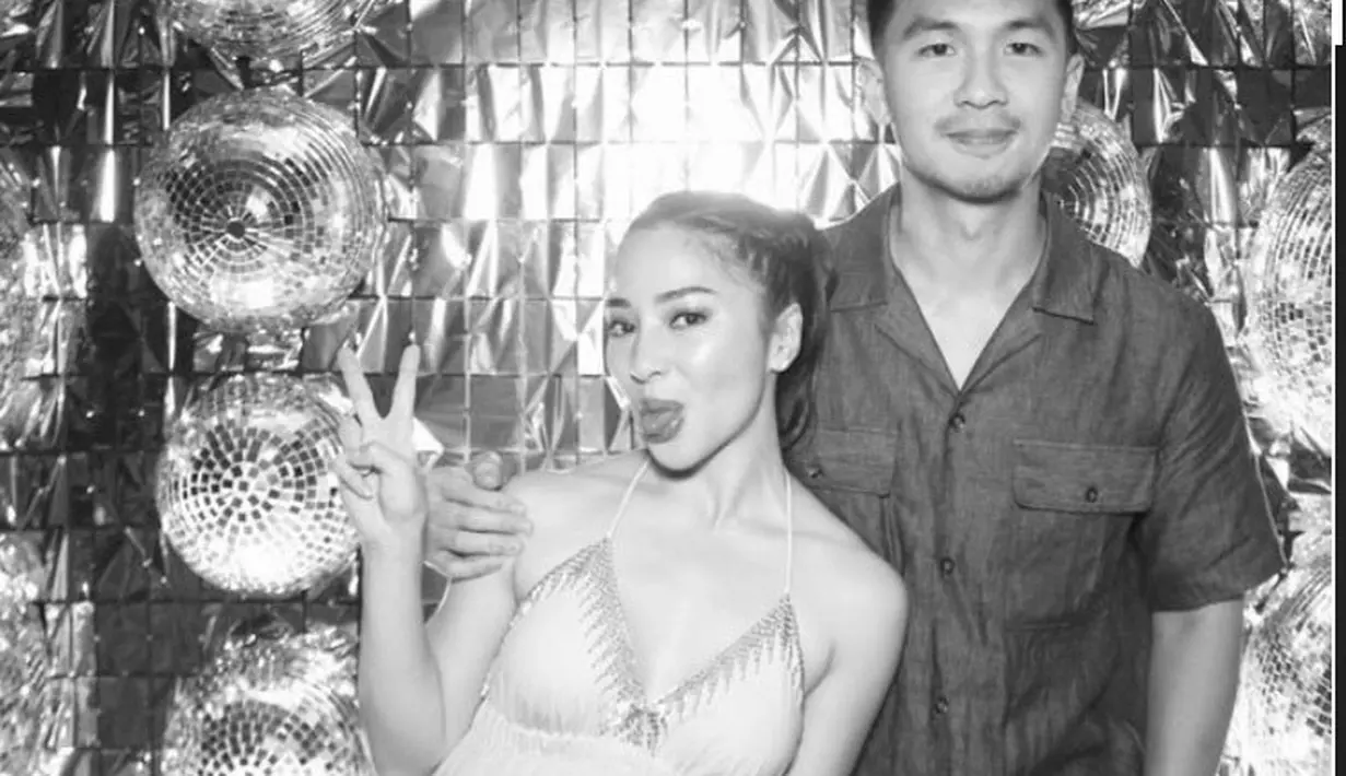 Dalam potret tersebut, Nikita tampil cukup terbuka namun tetap stunning. Sedangkan, Indra tampil mengenakan kemeja lengan pendek berkantung depan. @nikitawillyofficial94.