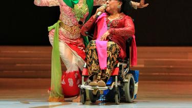 Penampilan Waldjinah Dan Didik Nini Thowok Di Indonesia Fashion Week 2018 News Entertainment Fimela Com