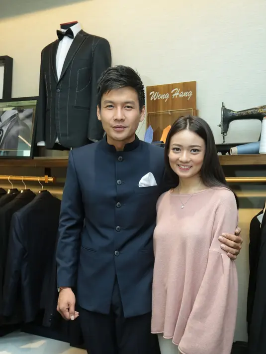 Pemeran Fendy Chow kembali melakukan fitting baju pengantin di rumah busana Wong Hang. Saat fitting baju terakhirnya itu, ia didampingi oleh calon istrinya. Baju harus dikecilkan lantaran jelang nikah melakukan diet. (Adrian Putra/Bintang.com)