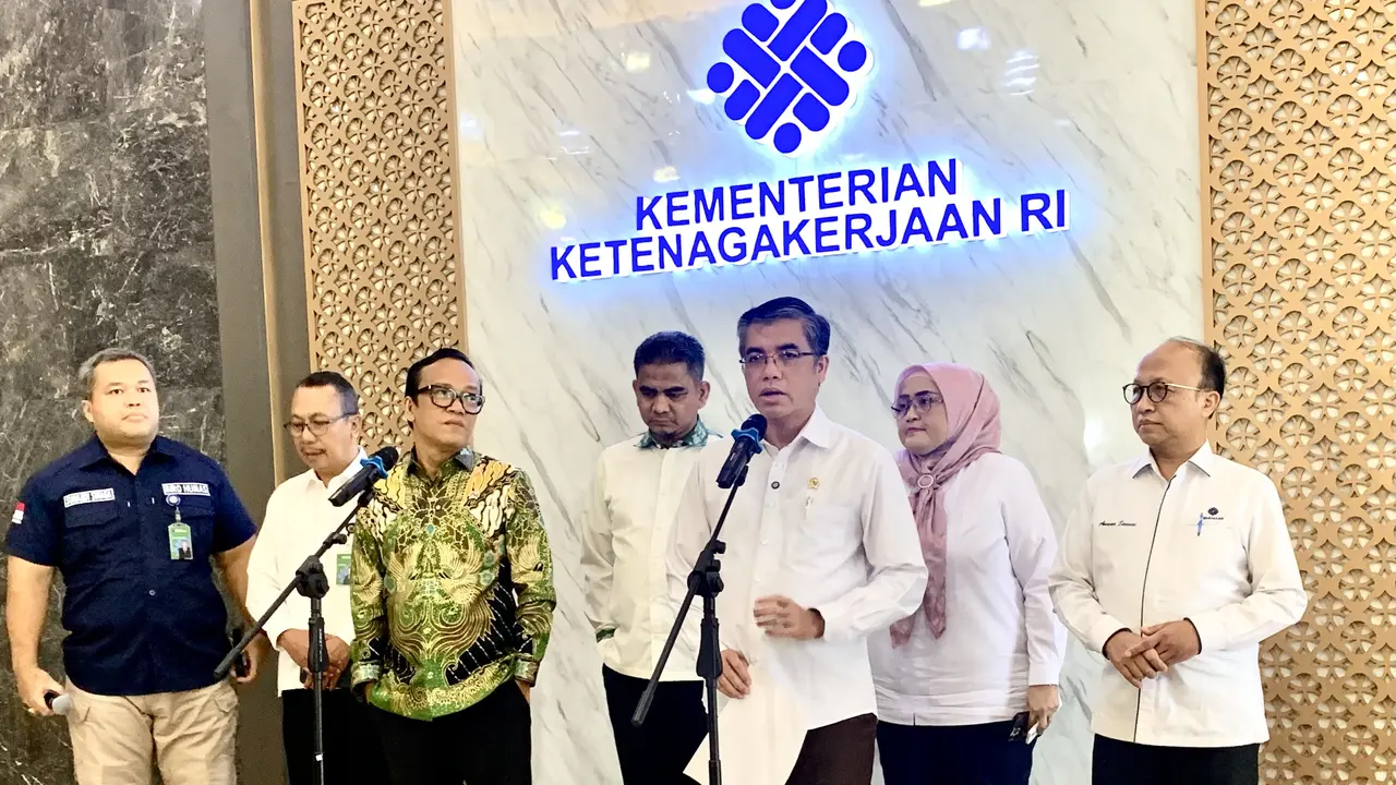Menteri Ketenagakerjaan (Menaker) Yassierli saat konferensi pers di Kantor Kemnaker, Rabu (5/3/2025). (Foto: Liputan6.com/Natasha K)