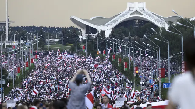 FOTO: Puluhan Ribu Demonstran Tuntut Presiden Belarus Mundur
