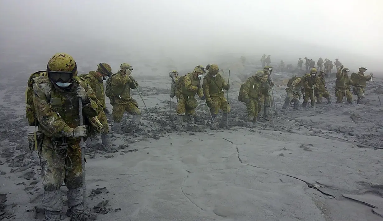 Anggota Pasukan Bela Diri Jepang melakukan operasi penyelamatan korban erupsi Gunung Ontake, (7/10/2014). (Joint Staff of the Defence Ministry of Japan/Handout via Reuters)