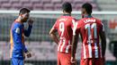 Striker Atletico Madrid, Luis Suarez, berbincang dengan striker Barcelona, Lionel Messi, pada laga Liga Spanyol di Stadion Camp Nou, Sabtu (8/5/2021). Kedua tim bermain imbang 0-0. (AFP/Josep Lago)