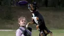 Seorang pemilik dan anjingnya saat kompetisi frisbee anjing di Moskow, Minggu (13/9). Anjing dan pemiliknya ambil bagian dalam berbagai kategori jarak dan tes akurasi pada kompetisi untuk menilai keterampilan frisbee mereka. (REUTERS/Sergei Karpukhi)