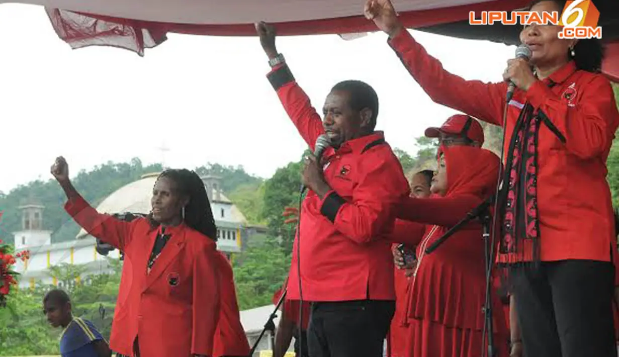 Edo Kondologit dan beberapa calon legislatif lainnya ikut hadir ke atas panggung kampanye (Liputan6.com/Herman Zakharia)