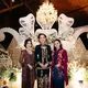 Rachel Vennya dan Fuji Utami nampak hadiri acara Tedak Sinten putra Erika Carlina. Keduanya terlihat kenakan kebaya dengan gaya yang berbeda [@rachelvennya]